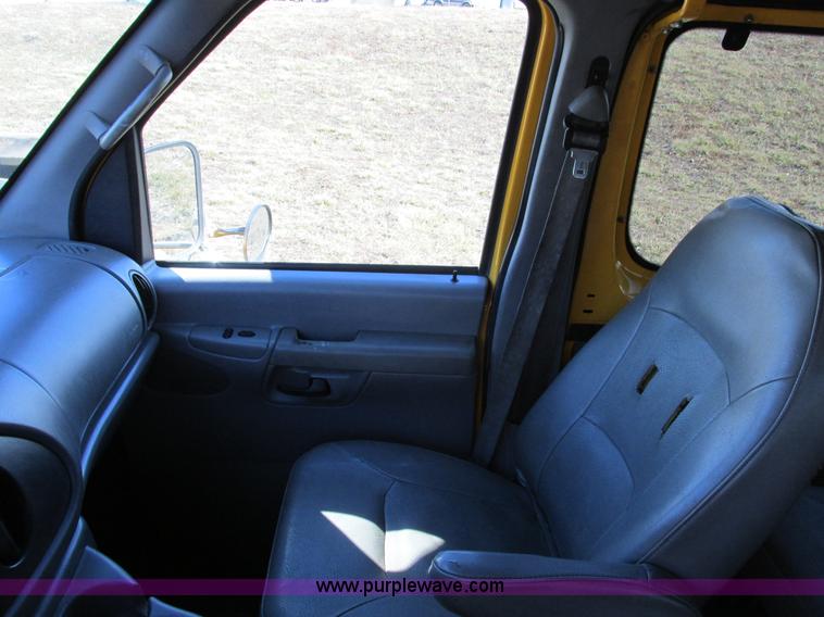image for item F4175 2002 Ford Econoline E350 van