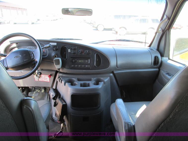 image for item F4175 2002 Ford Econoline E350 van