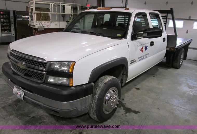 image for item F4179 2004 Chevrolet Silverado 3500 Crew Cab flatbed pickup truck