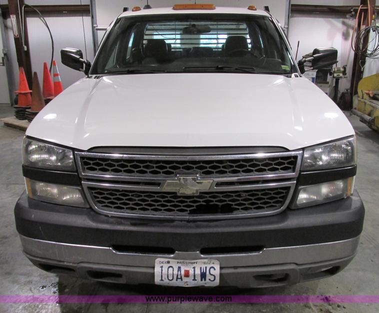 image for item F4179 2004 Chevrolet Silverado 3500 Crew Cab flatbed pickup truck