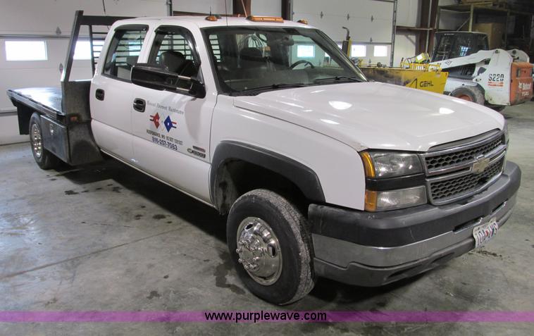 image for item F4179 2004 Chevrolet Silverado 3500 Crew Cab flatbed pickup truck