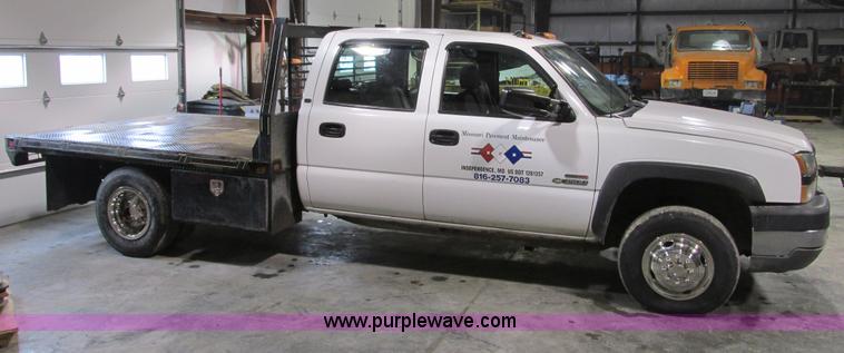 image for item F4179 2004 Chevrolet Silverado 3500 Crew Cab flatbed pickup truck