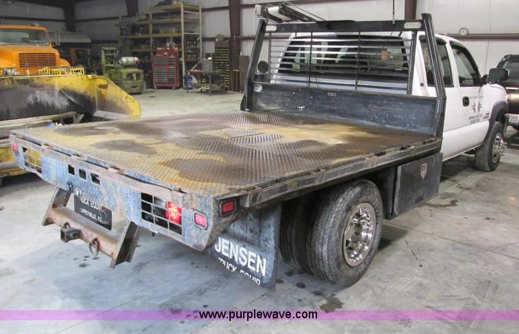 image for item F4179 2004 Chevrolet Silverado 3500 Crew Cab flatbed pickup truck