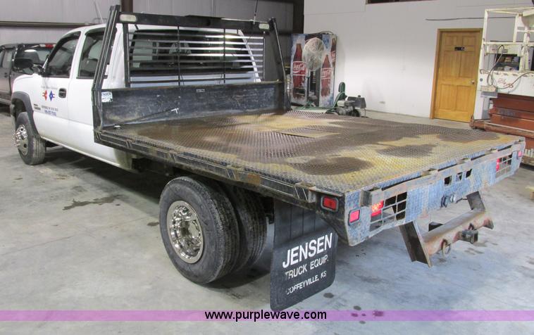 image for item F4179 2004 Chevrolet Silverado 3500 Crew Cab flatbed pickup truck