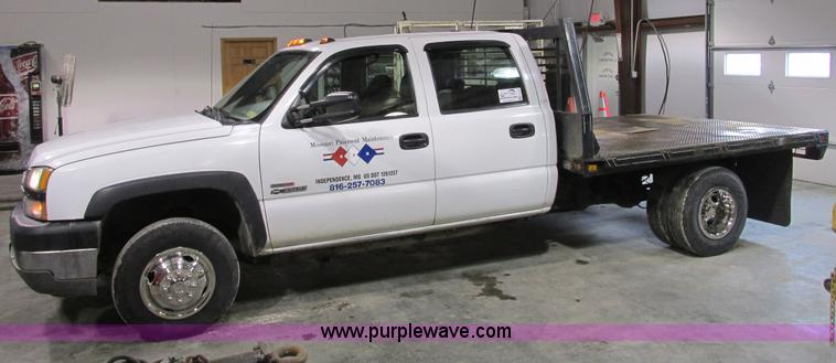 image for item F4179 2004 Chevrolet Silverado 3500 Crew Cab flatbed pickup truck