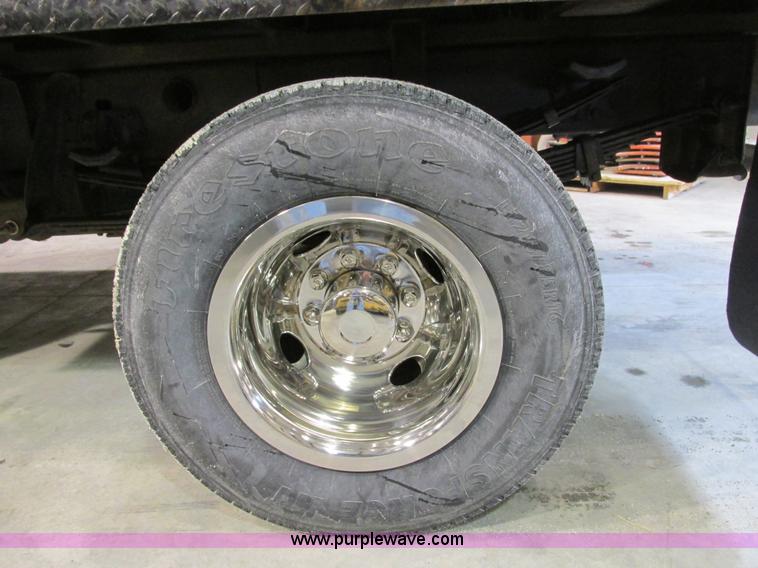 image for item F4179 2004 Chevrolet Silverado 3500 Crew Cab flatbed pickup truck