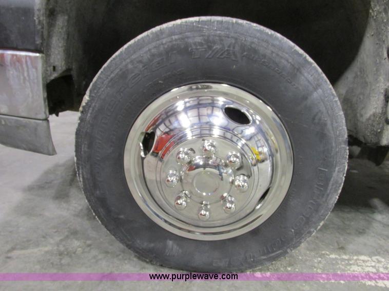 image for item F4179 2004 Chevrolet Silverado 3500 Crew Cab flatbed pickup truck