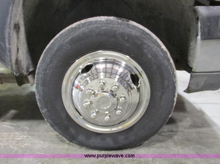 image for item F4179 2004 Chevrolet Silverado 3500 Crew Cab flatbed pickup truck