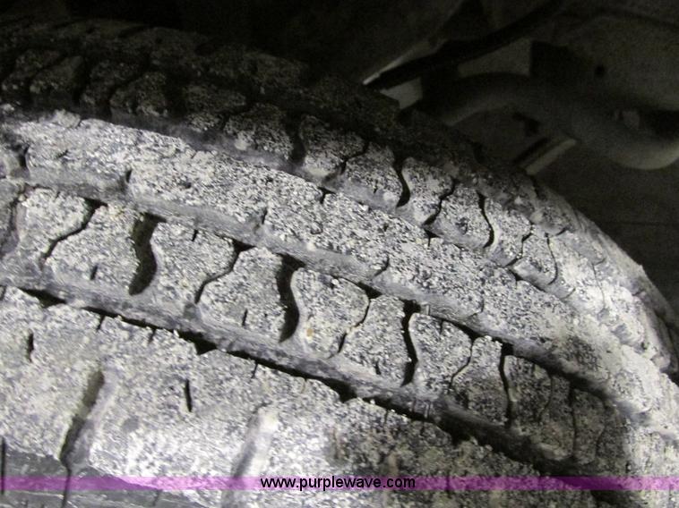 image for item F4179 2004 Chevrolet Silverado 3500 Crew Cab flatbed pickup truck