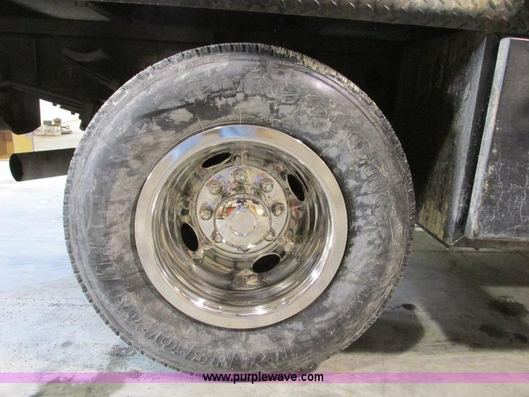 image for item F4179 2004 Chevrolet Silverado 3500 Crew Cab flatbed pickup truck