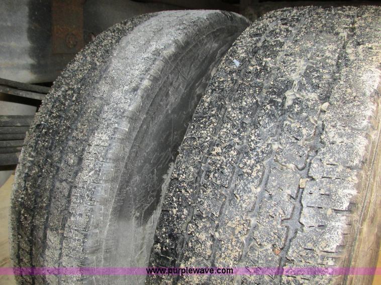 image for item F4179 2004 Chevrolet Silverado 3500 Crew Cab flatbed pickup truck