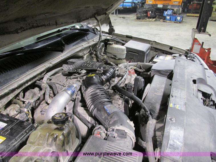 image for item F4179 2004 Chevrolet Silverado 3500 Crew Cab flatbed pickup truck