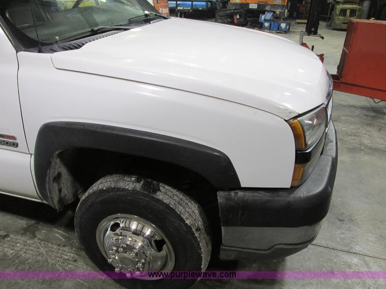 image for item F4179 2004 Chevrolet Silverado 3500 Crew Cab flatbed pickup truck