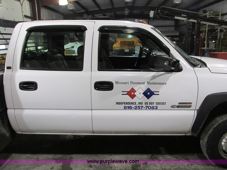 image for item F4179 2004 Chevrolet Silverado 3500 Crew Cab flatbed pickup truck