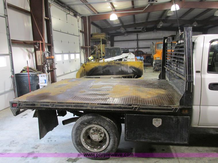 image for item F4179 2004 Chevrolet Silverado 3500 Crew Cab flatbed pickup truck