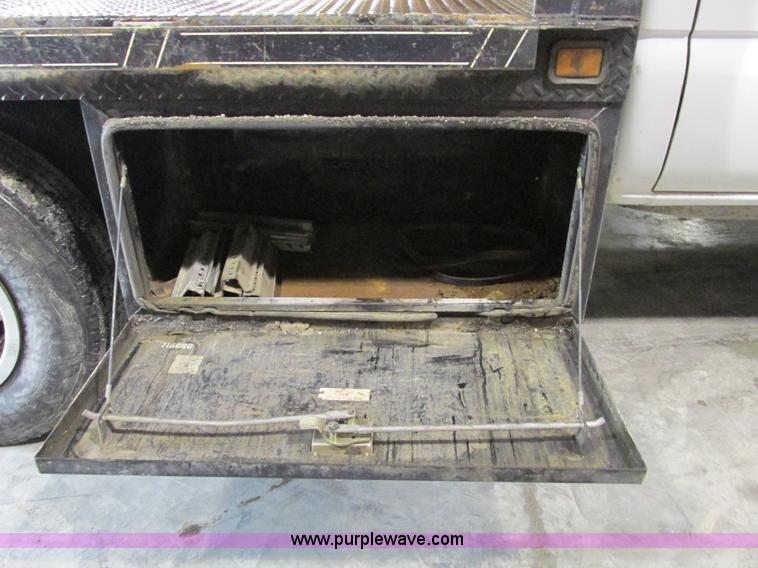 image for item F4179 2004 Chevrolet Silverado 3500 Crew Cab flatbed pickup truck