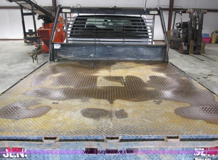 image for item F4179 2004 Chevrolet Silverado 3500 Crew Cab flatbed pickup truck