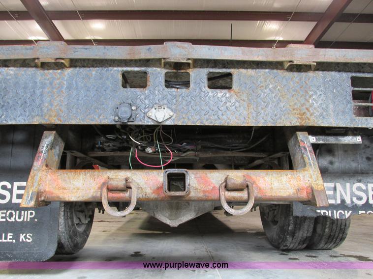 image for item F4179 2004 Chevrolet Silverado 3500 Crew Cab flatbed pickup truck