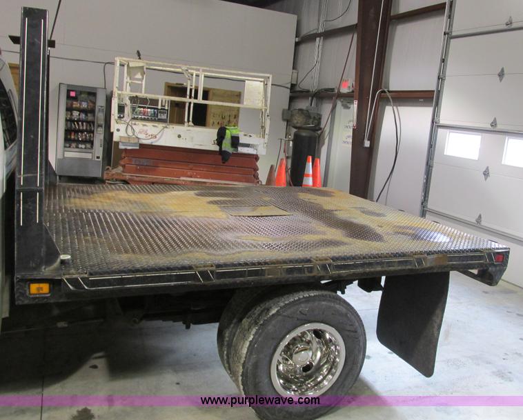 image for item F4179 2004 Chevrolet Silverado 3500 Crew Cab flatbed pickup truck