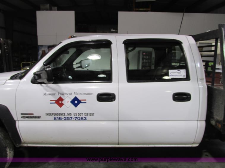 image for item F4179 2004 Chevrolet Silverado 3500 Crew Cab flatbed pickup truck