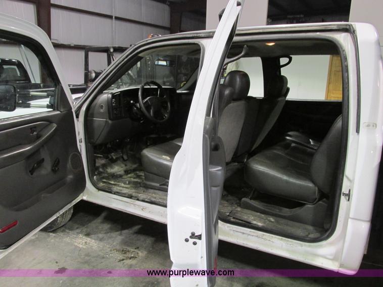 image for item F4179 2004 Chevrolet Silverado 3500 Crew Cab flatbed pickup truck