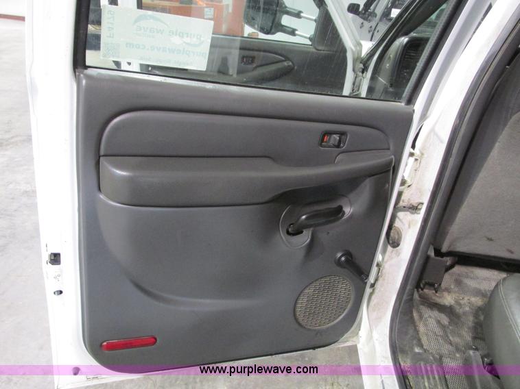 image for item F4179 2004 Chevrolet Silverado 3500 Crew Cab flatbed pickup truck