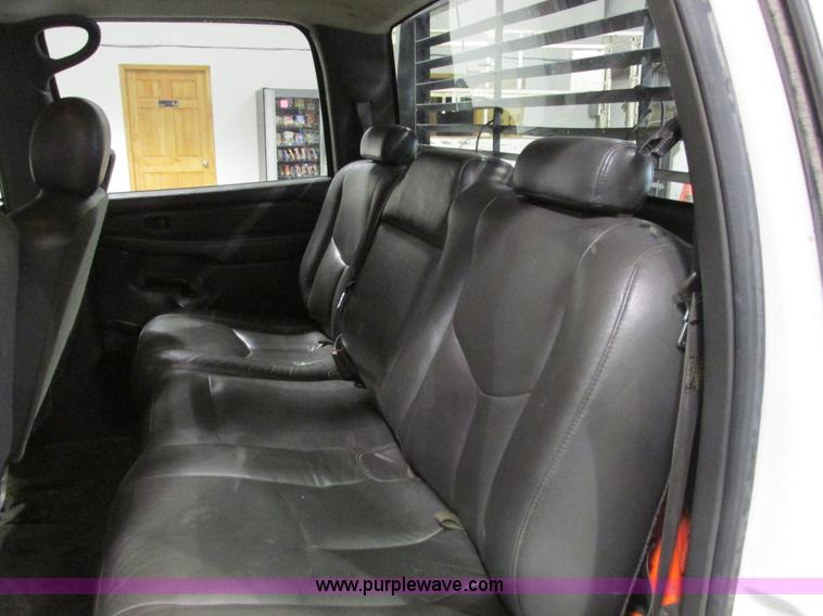 image for item F4179 2004 Chevrolet Silverado 3500 Crew Cab flatbed pickup truck