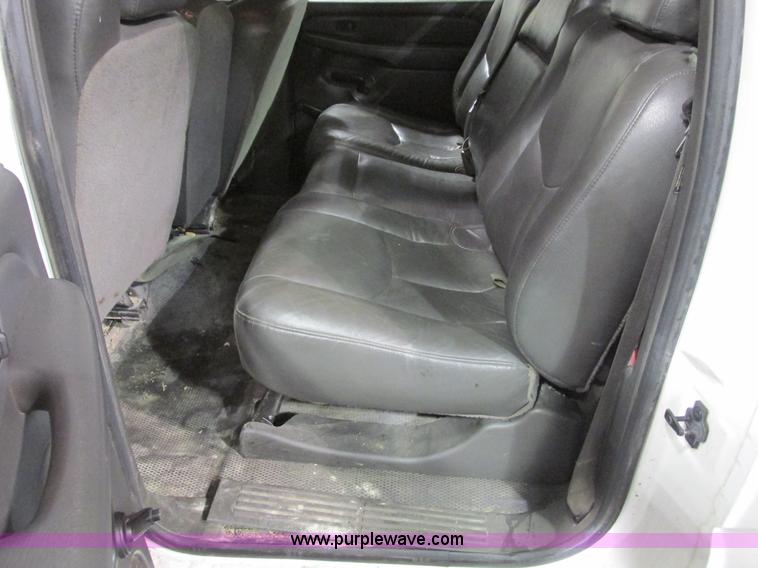 image for item F4179 2004 Chevrolet Silverado 3500 Crew Cab flatbed pickup truck