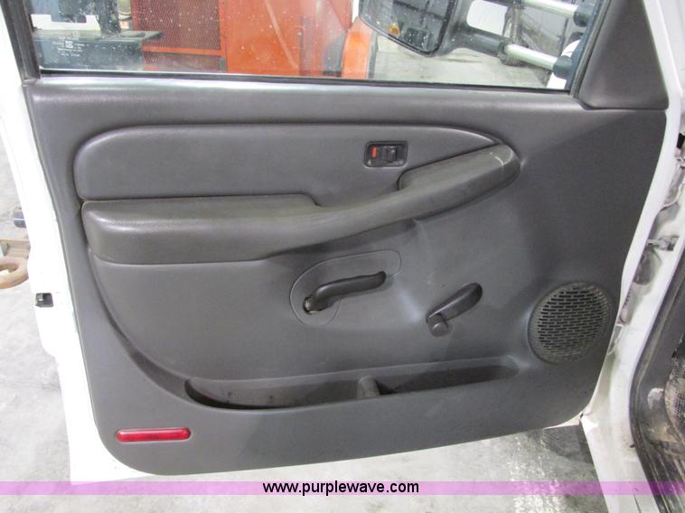 image for item F4179 2004 Chevrolet Silverado 3500 Crew Cab flatbed pickup truck