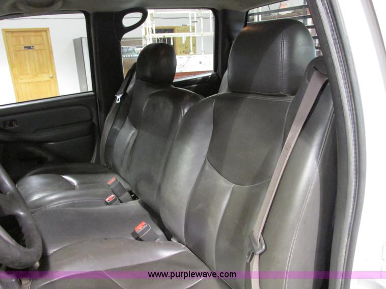 image for item F4179 2004 Chevrolet Silverado 3500 Crew Cab flatbed pickup truck