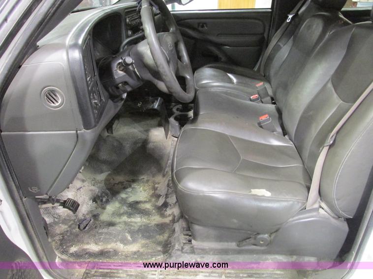 image for item F4179 2004 Chevrolet Silverado 3500 Crew Cab flatbed pickup truck