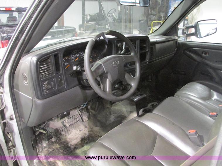 image for item F4179 2004 Chevrolet Silverado 3500 Crew Cab flatbed pickup truck