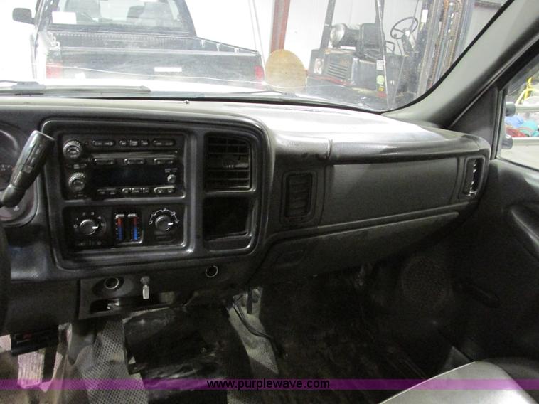 image for item F4179 2004 Chevrolet Silverado 3500 Crew Cab flatbed pickup truck