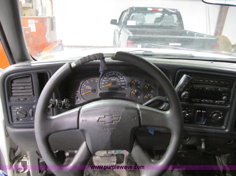 image for item F4179 2004 Chevrolet Silverado 3500 Crew Cab flatbed pickup truck