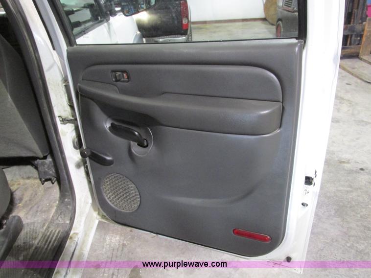 image for item F4179 2004 Chevrolet Silverado 3500 Crew Cab flatbed pickup truck