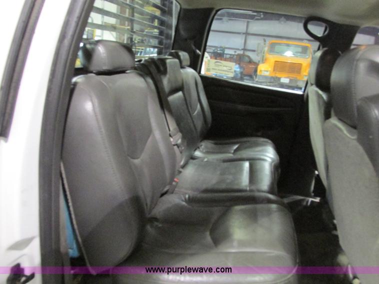 image for item F4179 2004 Chevrolet Silverado 3500 Crew Cab flatbed pickup truck