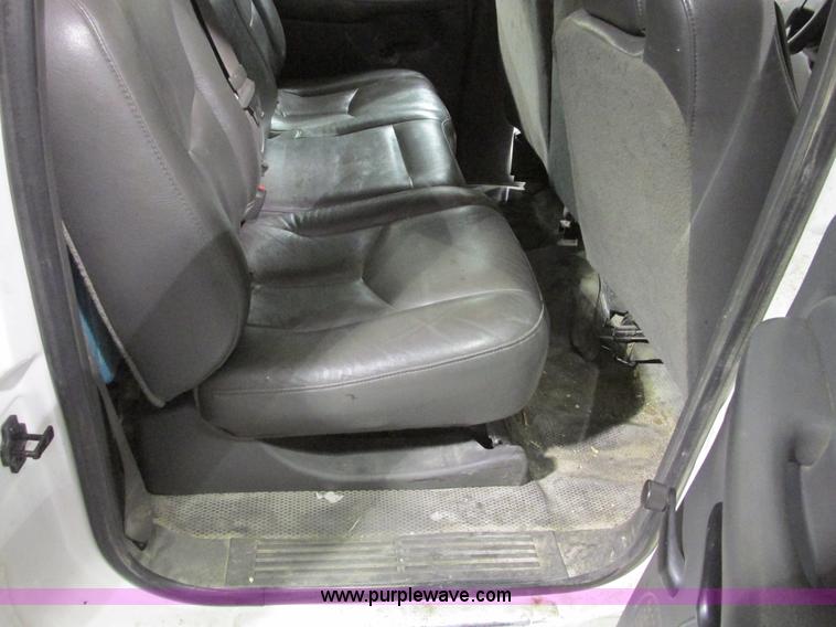 image for item F4179 2004 Chevrolet Silverado 3500 Crew Cab flatbed pickup truck