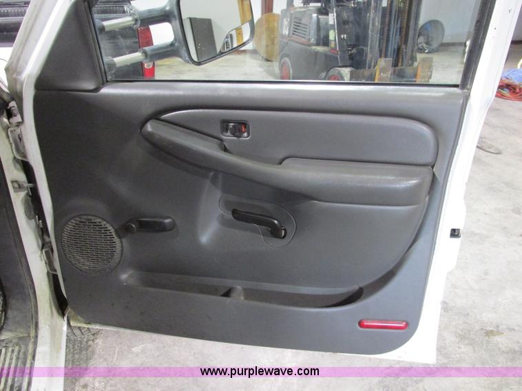 image for item F4179 2004 Chevrolet Silverado 3500 Crew Cab flatbed pickup truck