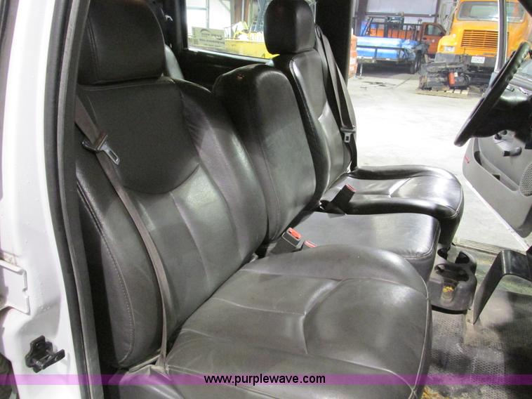 image for item F4179 2004 Chevrolet Silverado 3500 Crew Cab flatbed pickup truck