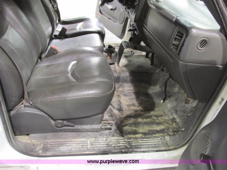 image for item F4179 2004 Chevrolet Silverado 3500 Crew Cab flatbed pickup truck