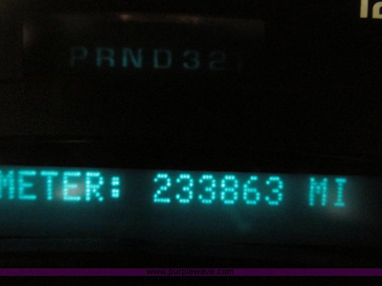 image for item F4179 2004 Chevrolet Silverado 3500 Crew Cab flatbed pickup truck