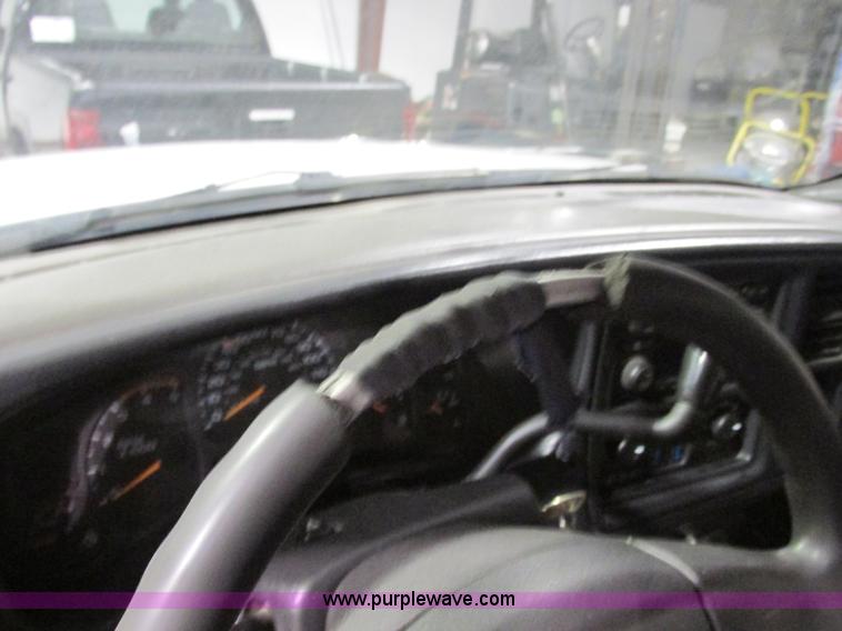 image for item F4179 2004 Chevrolet Silverado 3500 Crew Cab flatbed pickup truck