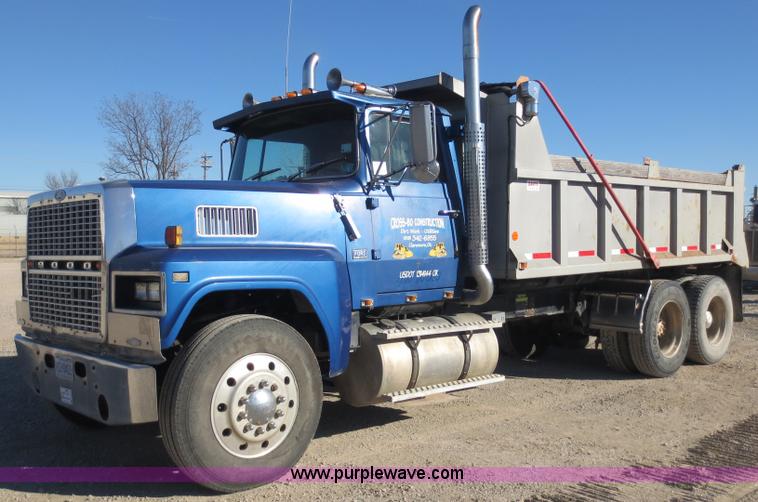 image for item F6563 1982 Ford LTL9000 dump truck