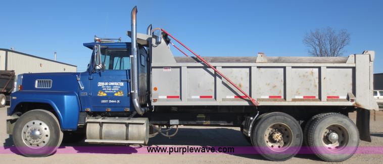 image for item F6563 1982 Ford LTL9000 dump truck
