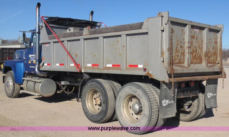 image for item F6563 1982 Ford LTL9000 dump truck