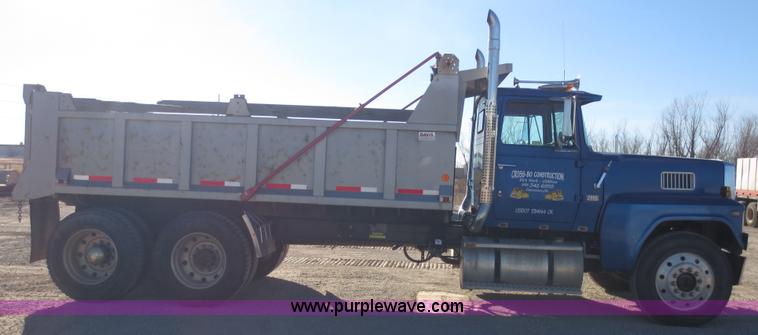 image for item F6563 1982 Ford LTL9000 dump truck