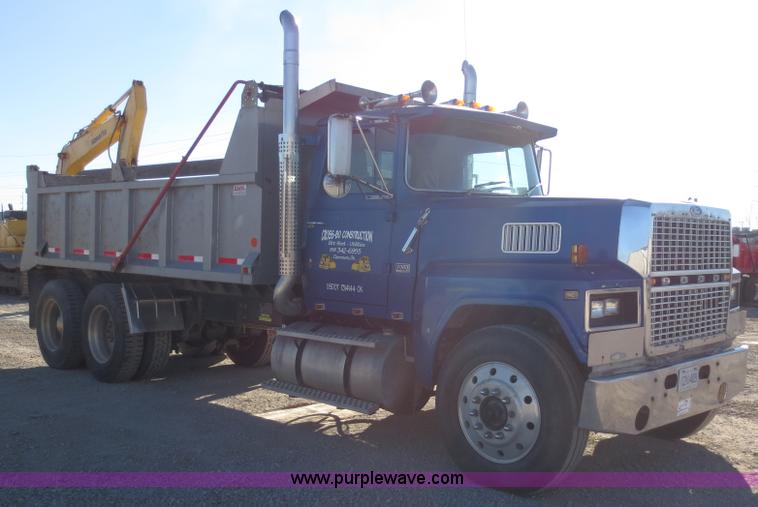 image for item F6563 1982 Ford LTL9000 dump truck