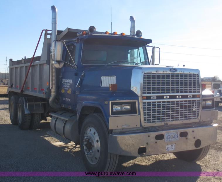 image for item F6563 1982 Ford LTL9000 dump truck