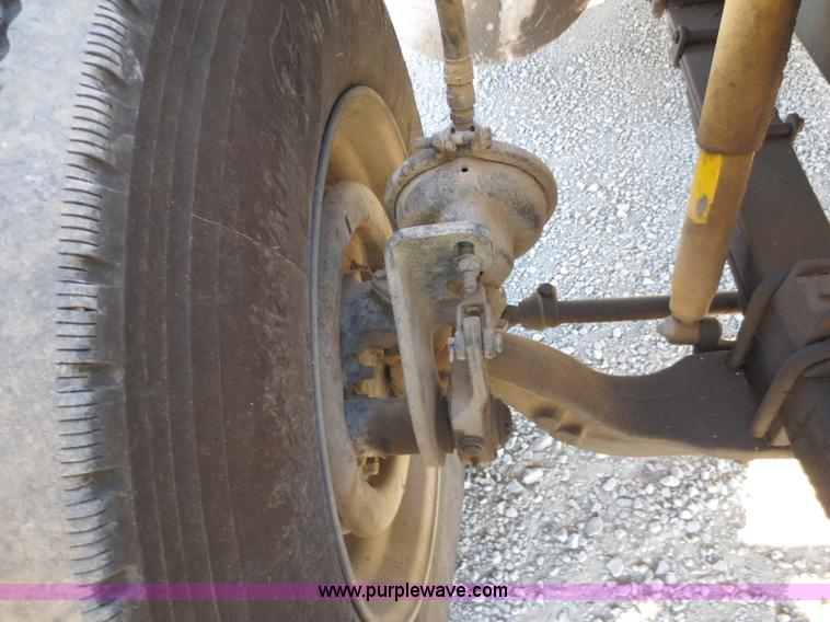 image for item F6563 1982 Ford LTL9000 dump truck