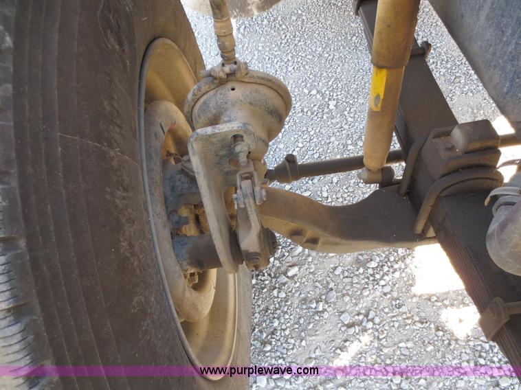 image for item F6563 1982 Ford LTL9000 dump truck